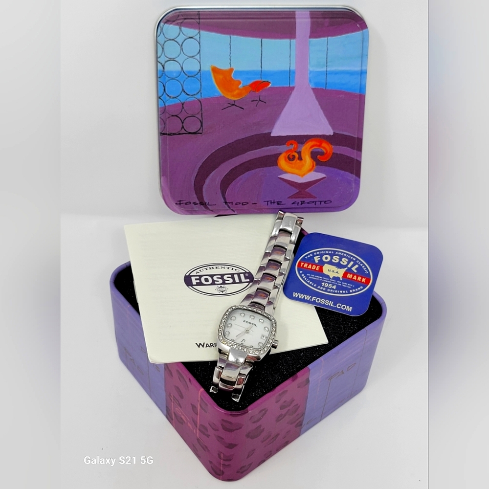 Fossil Silver Watch with Decorative Tin